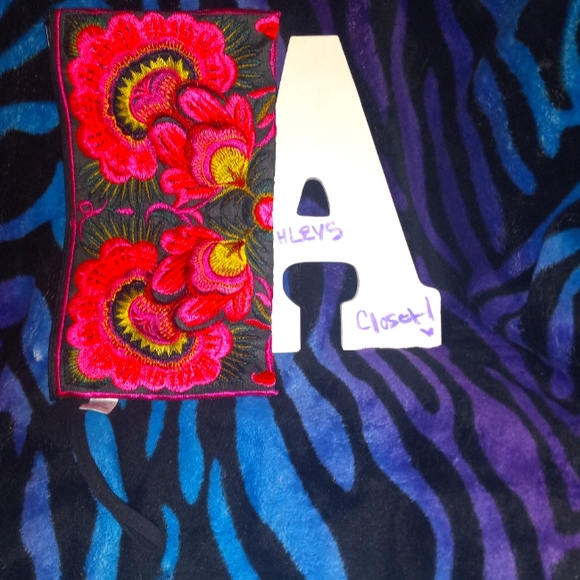 NWOT Womanz Wristlet Bag with Pink Flowers and Black Strap - Picture 4 of 4